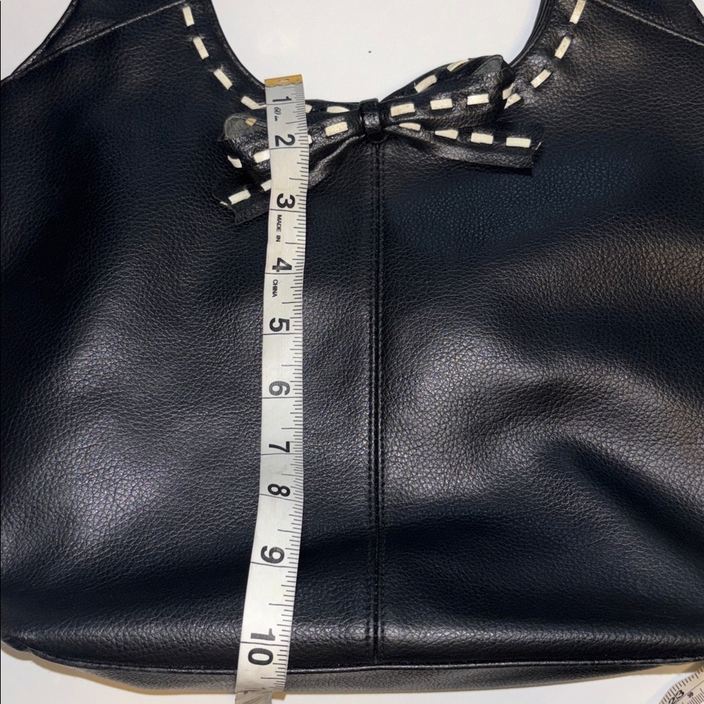 BLACK SHOULDER BAG FAUX LEATHER WHITE PIPING ALONG HANDLES AND IN BOW ADORNMENT - Picture 8 of 8